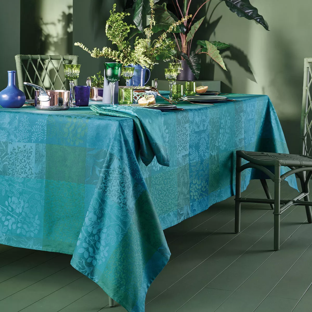 Garnier Thiebaut Nappe Sur Mesure Pur Coton Enduit Imperméable Coloris Vert Emeraude Mille Rameaux Emeraude