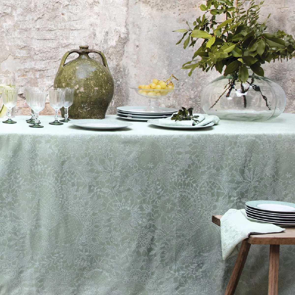 Garnier Thiebaut Nappe Sur Mesure Pur Coton Enduit Imperméable Coloris Vert Jade Mille Guipures Jade
