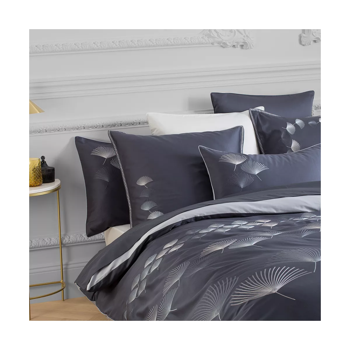 Garnier Thiebaut Parure De Lit Satin De Coton 120 Fils/cm² Bleu Bleu Nuit Modèle Pistil Bleu Nuit