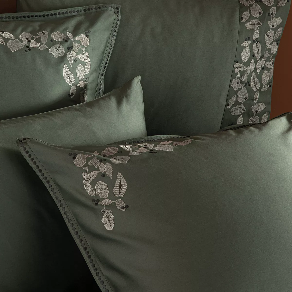 Garnier Thiebaut Parure De Lit Satin De Coton 120 Fils/cm² Vert Cedre Modèle Cayla Cedre
