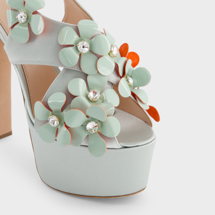 giambattista valli Sandales à plateforme en satin bleu clair avec fleurs