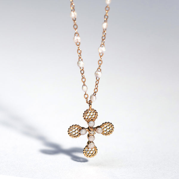 Gigi Clozeau Collier Croix Dentelle Perlée Résine Opale Or Rose Diamant 42cm