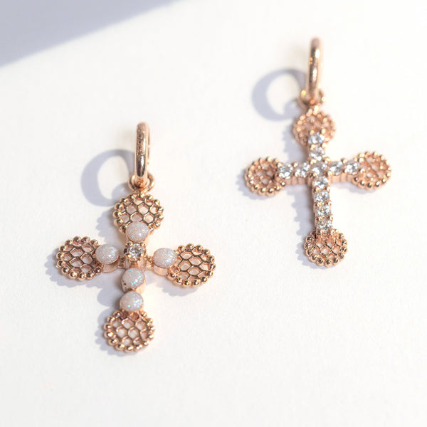 Gigi Clozeau Pendentif Croix Dentelle Perlée Résine Opale Or Rose Diamant