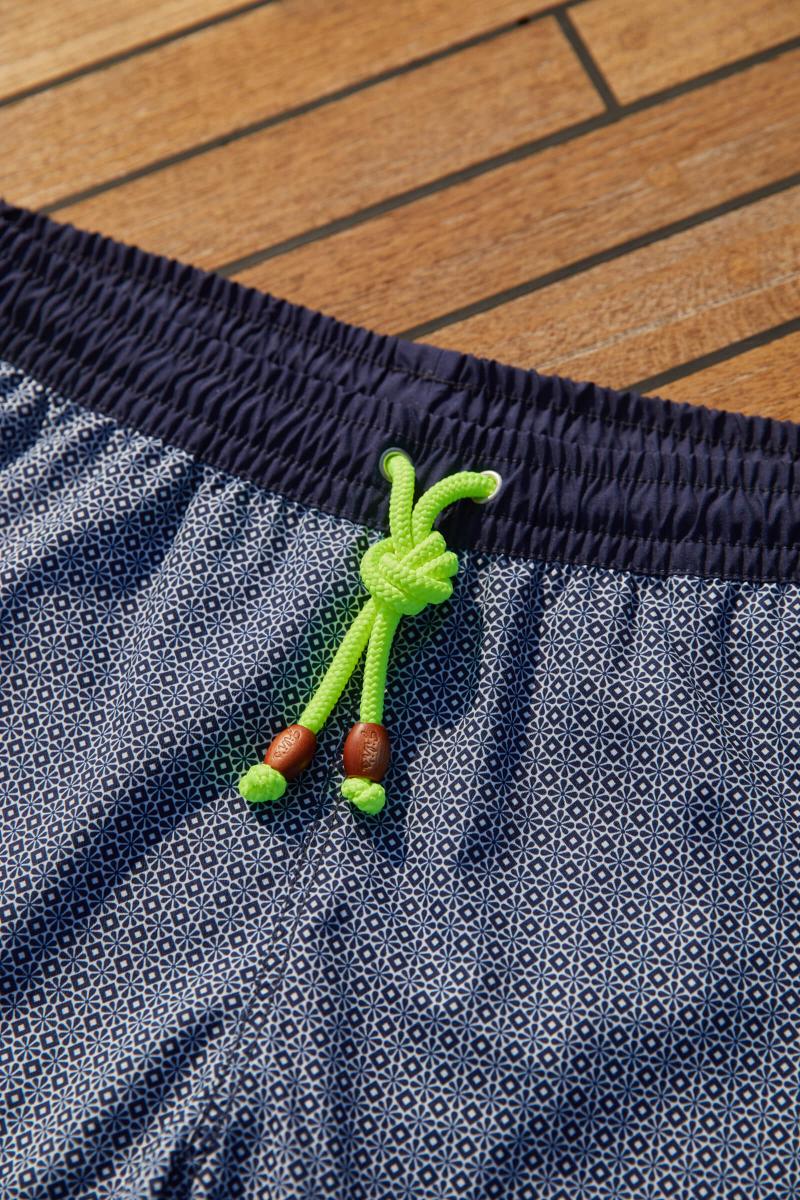 Gilis Short De Bain Trawangan + Long - Navy Azulejos L'iconique à Ceinture élastique Dans Sa Version Longue