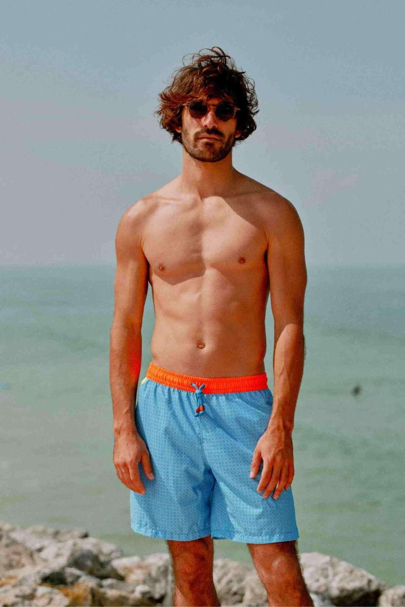 gilis Short de bain Trawangan + Long - Sky Blue Azulejos L'iconique à ceinture élastique dans sa version longue