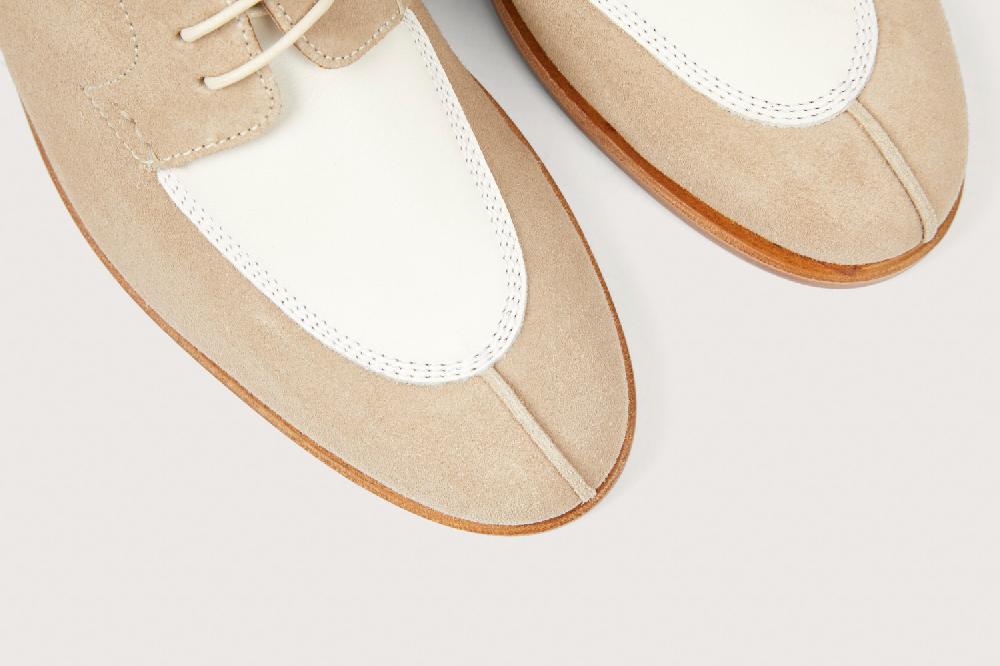 Heschung Derby Femme à Bout Chasse En Velours Souple Beige Et Cuir Lisse Blanc Pour Une Allure élégante Et Printanière