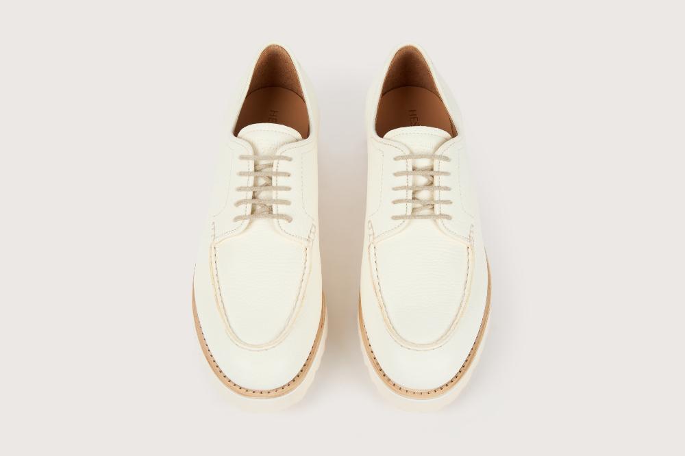 Heschung Derby Intemporel Femme à Plateau Jointé En Cuir De Veau Grainé Blanc Sur Semelle Gomme