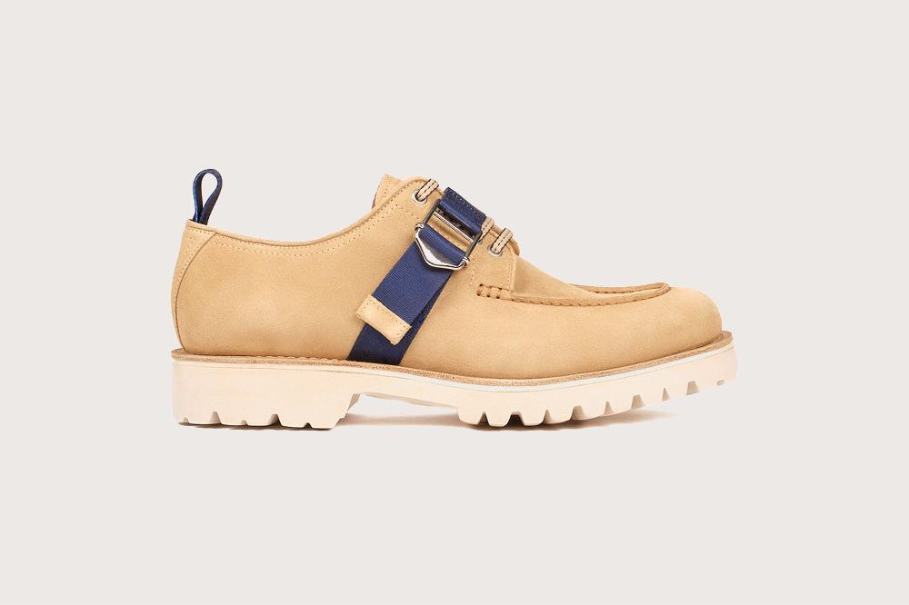 Heschung Derby Intemporel Homme à Plateau Jointé En Velours Imperméable Coloris Sable Et Sangle Bleue Sur Semelle Gomme