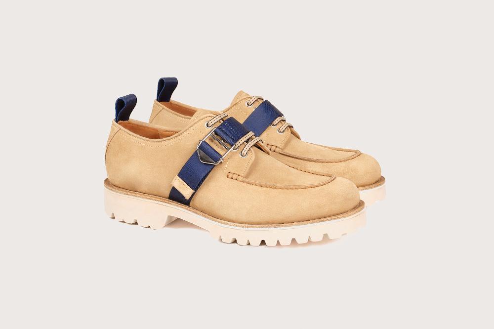 heschung Derby intemporel homme à plateau jointé en velours imperméable coloris sable et sangle bleue sur semelle gomme