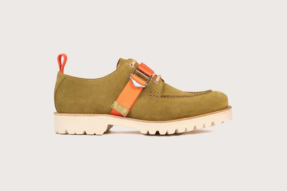 Heschung Derby Intemporel Homme à Plateau Jointé En Velours Imperméable Coloris Vert Mousse Et Sangle Orange Sur Semelle Gomme