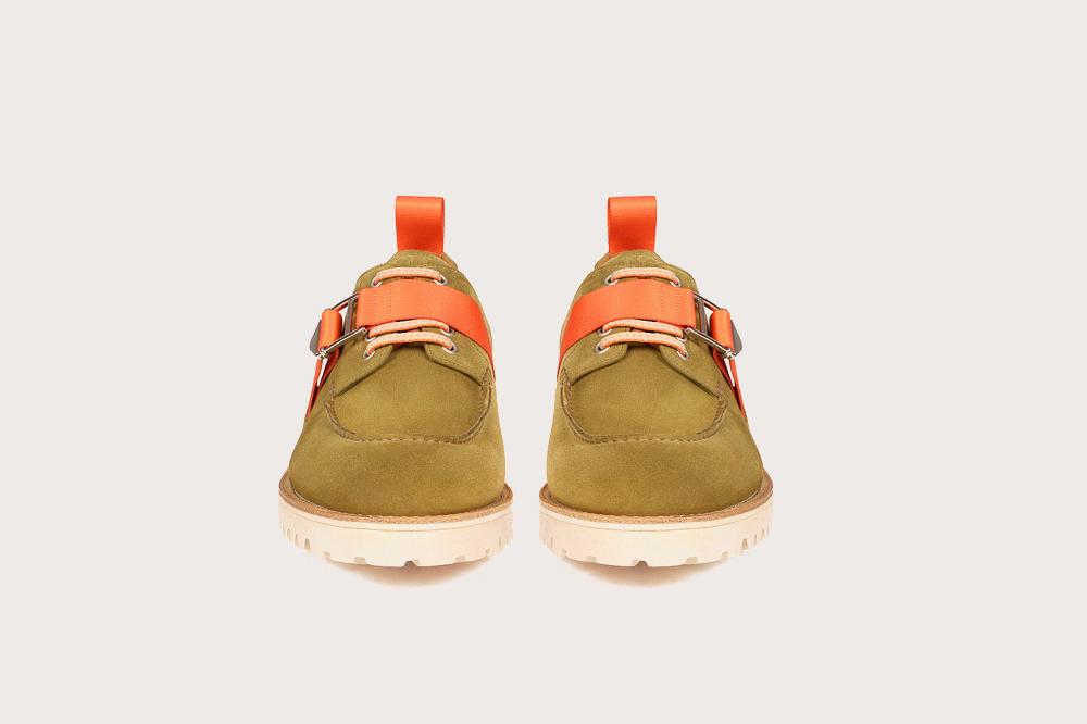 Heschung Derby Intemporel Homme à Plateau Jointé En Velours Imperméable Coloris Vert Mousse Et Sangle Orange Sur Semelle Gomme