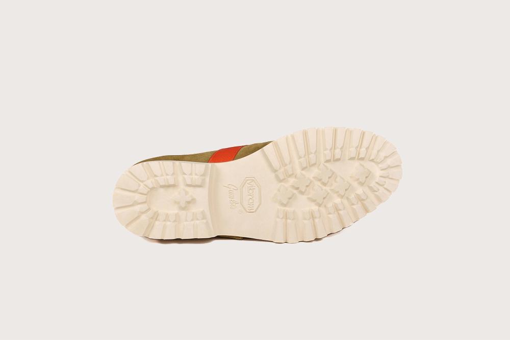 Heschung Derby Intemporel Homme à Plateau Jointé En Velours Imperméable Coloris Vert Mousse Et Sangle Orange Sur Semelle Gomme