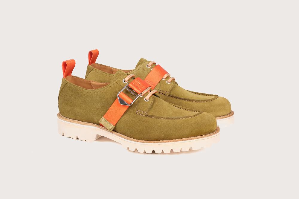 heschung Derby intemporel homme à plateau jointé en velours imperméable coloris vert mousse et sangle orange sur semelle gomme