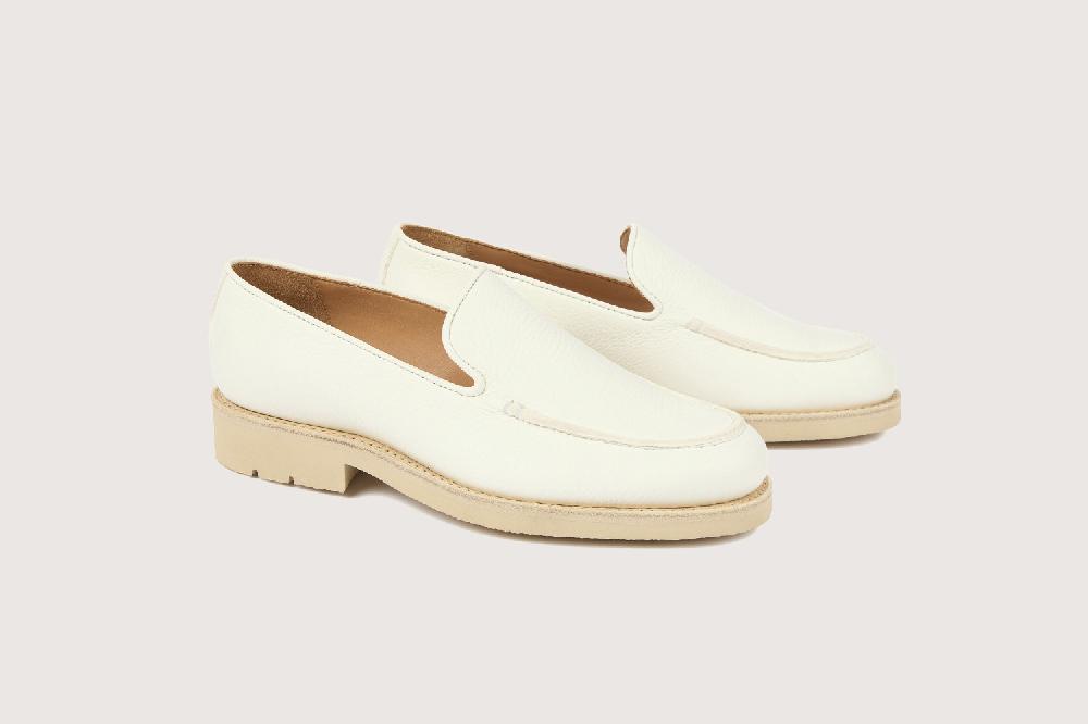 heschung Mocassin femme en cuir de cerf coloris naturel au style affirmé sur semelle gomme