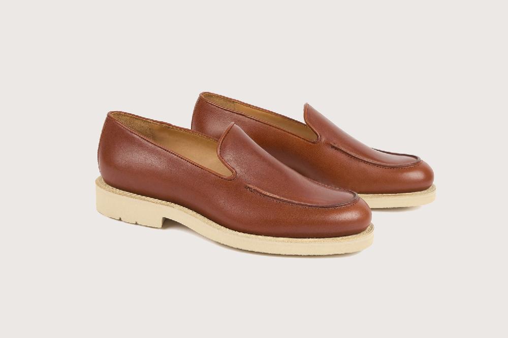 heschung Mocassin homme en cuir végétal sienne au style affirmé sur semelle gomme