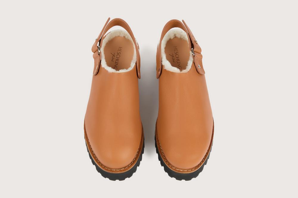 Heschung Sabot Femme En Cuir Lisse Gold Et Doublé De Mouton Blanc Semelle Gomme