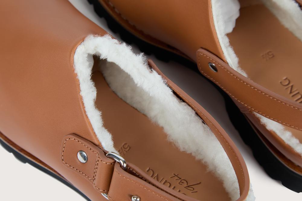 Heschung Sabot Femme En Cuir Lisse Gold Et Doublé De Mouton Blanc Semelle Gomme