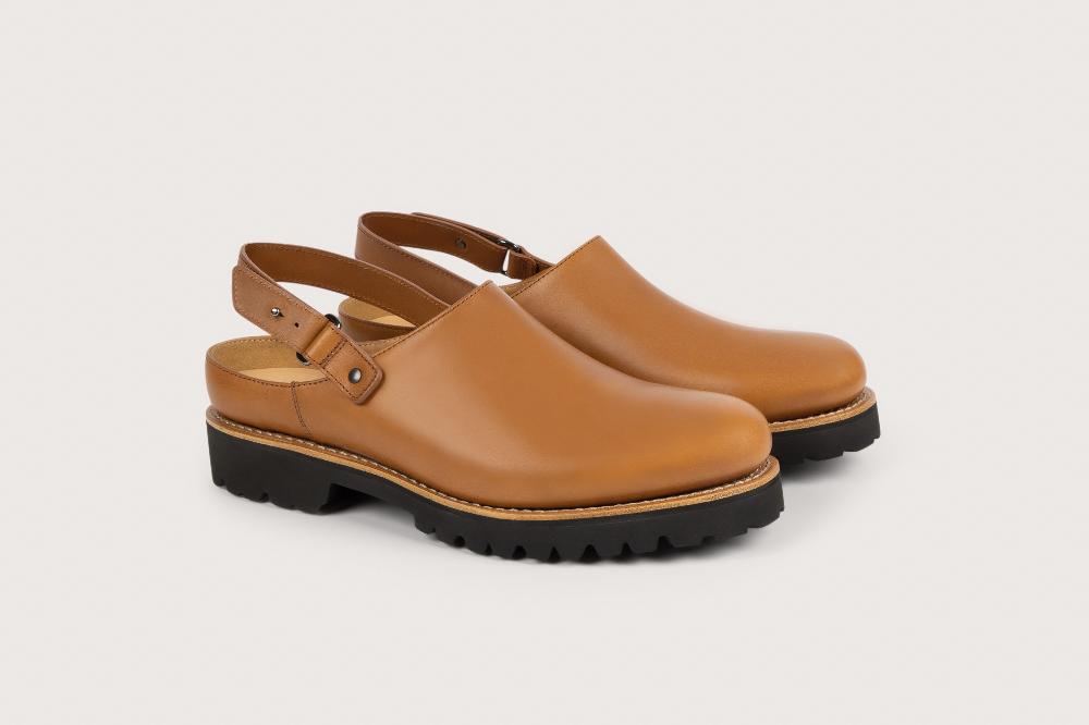 heschung Sabot homme avec boucle de serrage en cuir lisse marron clair et semelle gomme