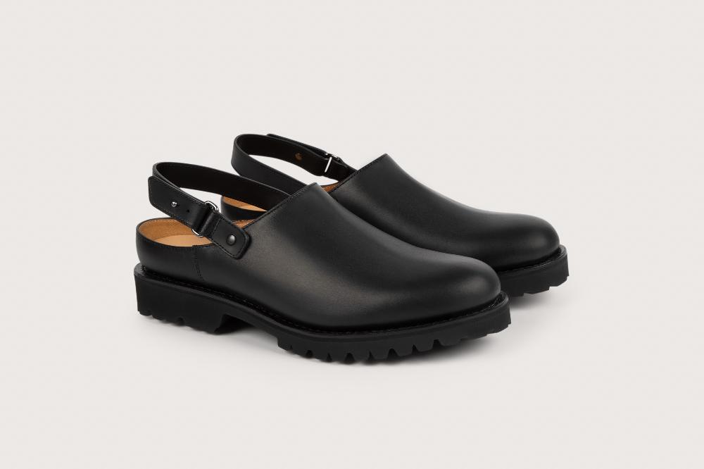 heschung Sabot homme avec boucle de serrage en cuir lisse noir et semelle gomme