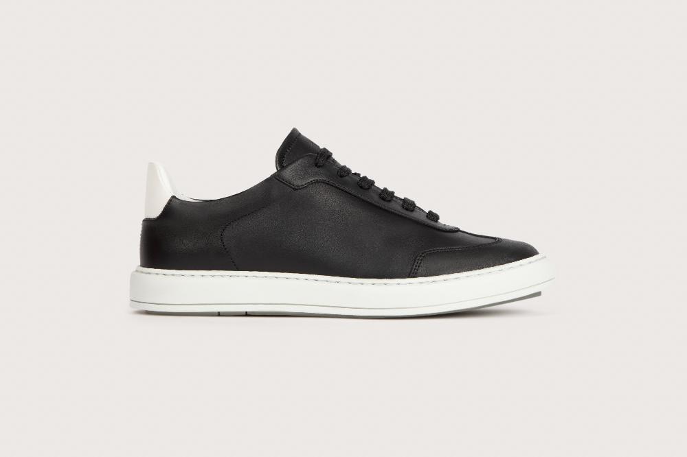 Heschung Sneaker Homme Moderne Et épurée En Purecalf Noir Sur Une Semelle Gomme