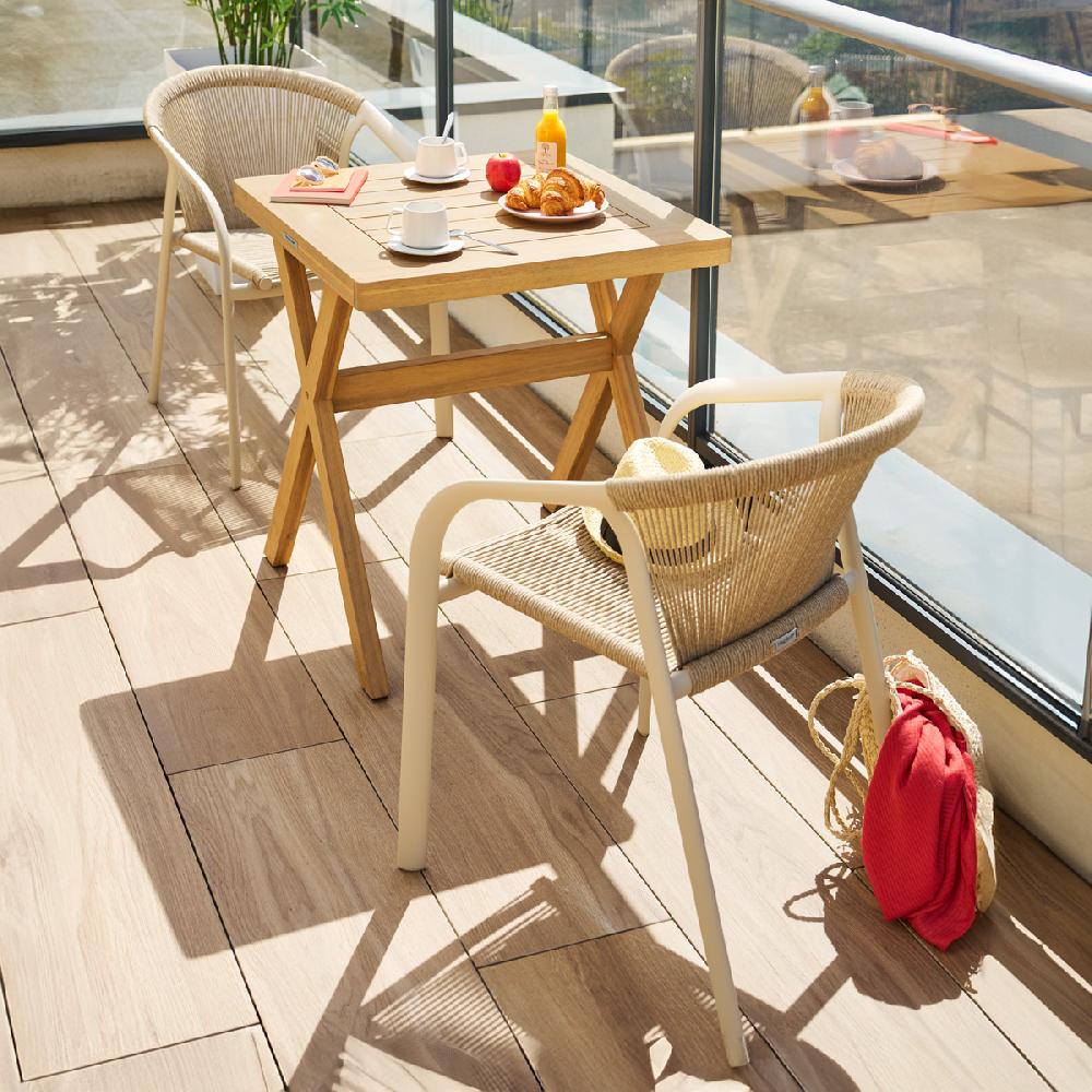 hesperide Ensemble table de jardin carrée XENIA Acacia + 2 fauteuils empilables RIU