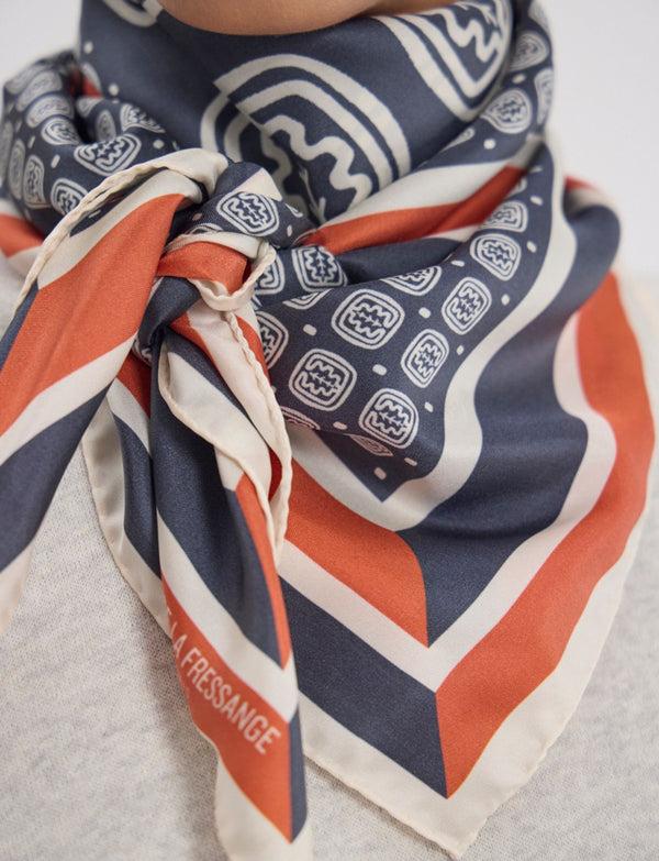 Ines De La Fressange Foulard Lewis En Soie Motif Feuille De Chêne Bleu-ardoise Et Rouge