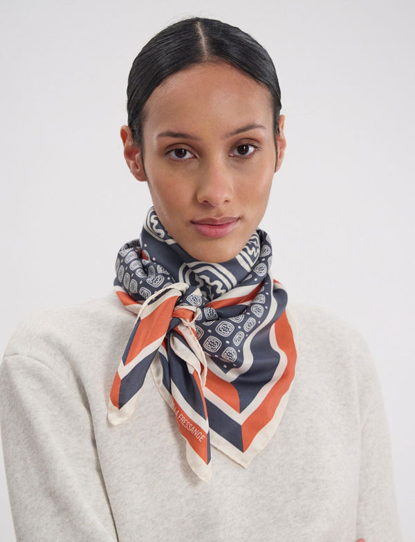 Ines De La Fressange Foulard Lewis En Soie Motif Feuille De Chêne Bleu-ardoise Et Rouge