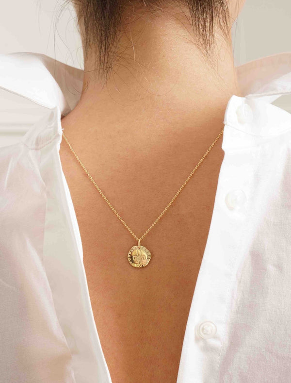 ines de la fressange pendentif Lutèce motif Lys plaqué or