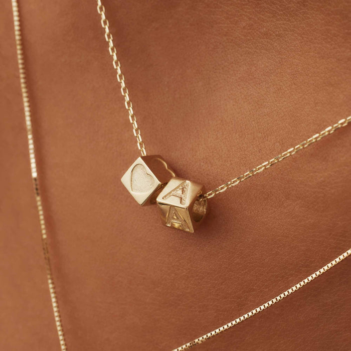 Isabel Bernard Cadeau D'Isabel Breloque Cube En Or 14 Carats Avec Lettre Et Or Collier Coffret Cadeau