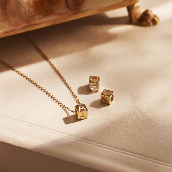 Isabel Bernard Cadeau D'Isabel Breloque Cube En Or 14 Carats Avec Lettre Et Or Collier Coffret Cadeau