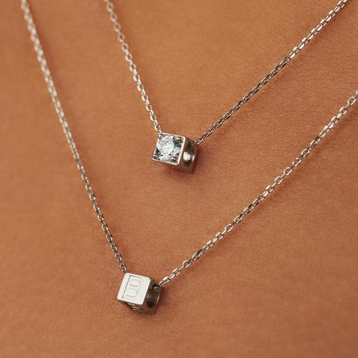 Isabel Bernard Cadeau D'Isabel Breloque Cube En Or Blanc 14 Carats Avec Lettre Et Or Blanc Collier Coffret Cadeau
