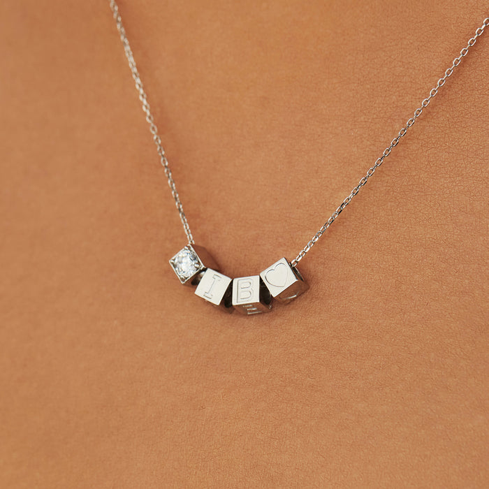 Isabel Bernard Cadeau D'Isabel Breloque Cube En Or Blanc 14 Carats Avec Lettre Et Or Blanc Collier Coffret Cadeau