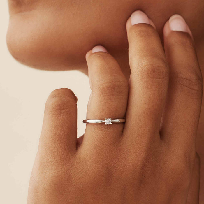 Isabel Bernard De La Paix Christine Bague En Or Blanc 14 Carats Avec Diamant 0.10 Carat