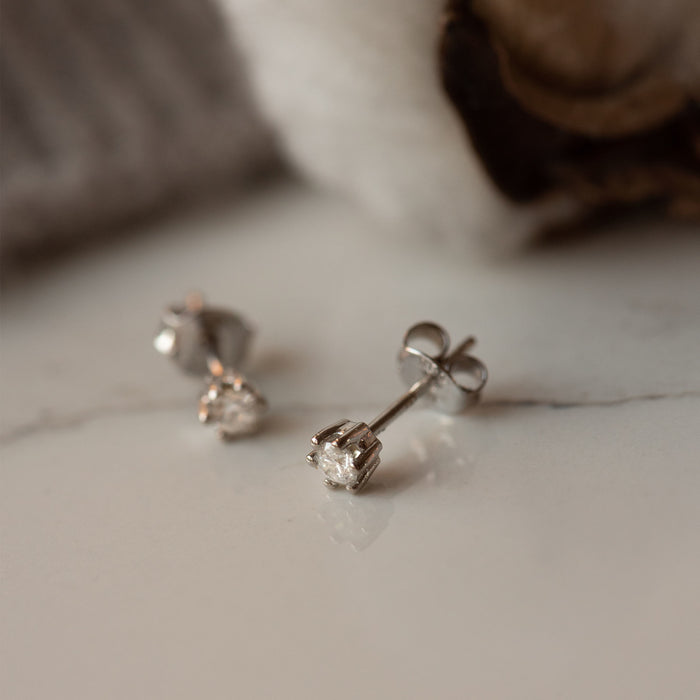 Isabel Bernard De La Paix Emily Clous D'oreilles En Or Blanc 14 Carats Avec Diamant 0.10 Carat