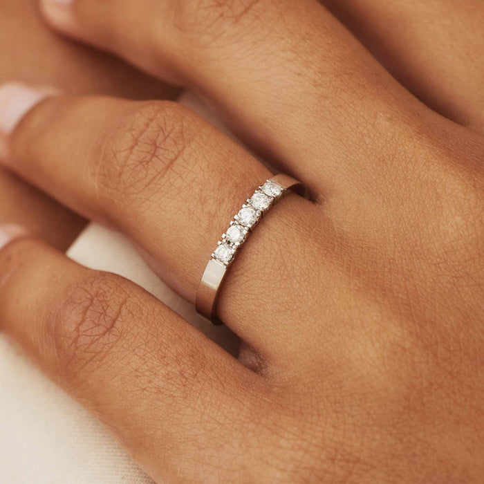 Isabel Bernard De La Paix Madeline Bague En Or Blanc 14 Carats Avec Diamant 0.20 Carat