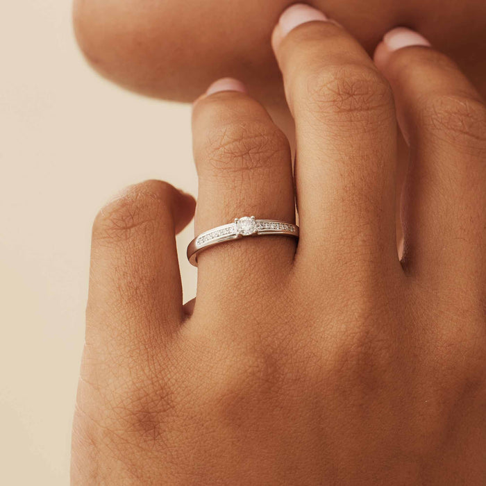 Isabel Bernard De La Paix Madeline Bague En Or Blanc 14 Carats Avec Diamant 0.20 Carat