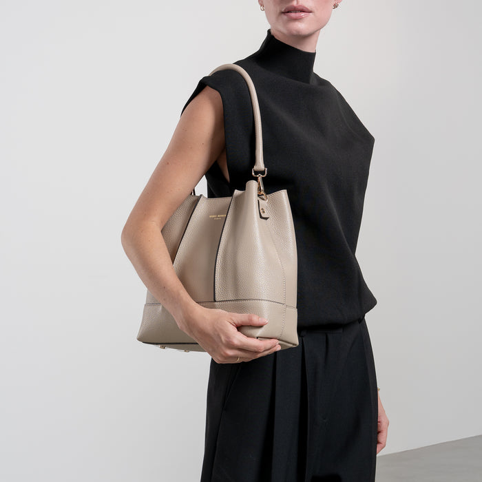 Isabel Bernard Femme Forte Macie Sac D'épaule En Cuir De Veau Taupe