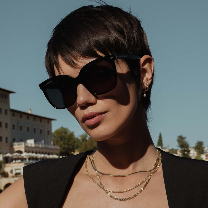 Isabel Bernard La Villette Raison Lunettes De Soleil Carrées Noires Avec Des Verres Noirs