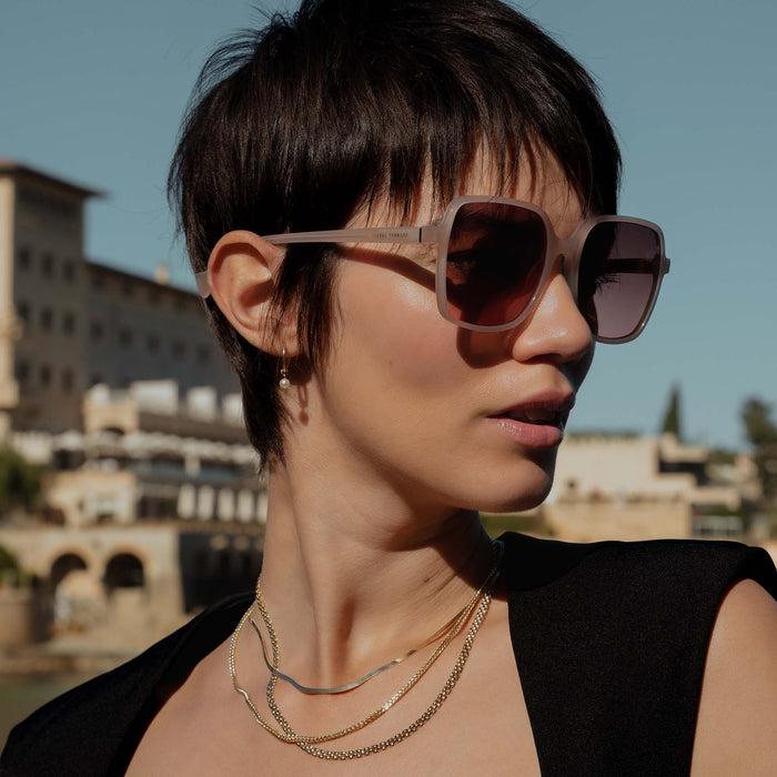 Isabel Bernard La Villette Rene Rose Tendre Lunettes De Soleil Carrées Avec Rose Verres