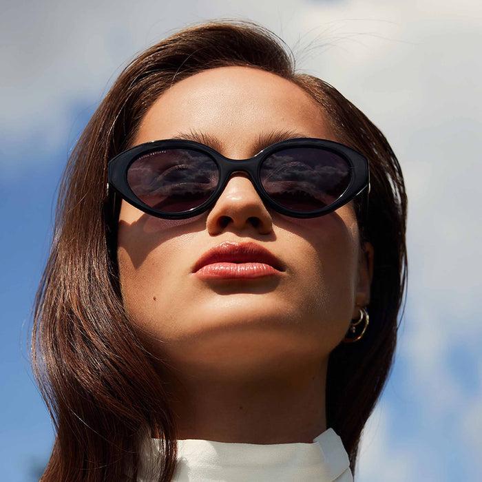 Isabel Bernard La Villette Rosaire Lunettes De Soleil Ovales Noires Avec Des Verres Noirs