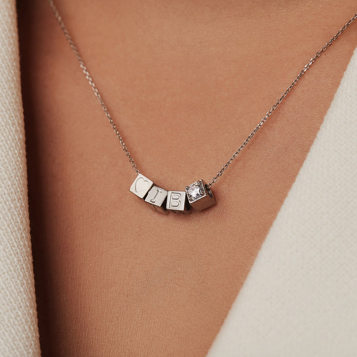 Isabel Bernard Saint Germain Felie Breloque Initiale Cube En Or Blanc 14 Carats Avec Lettre