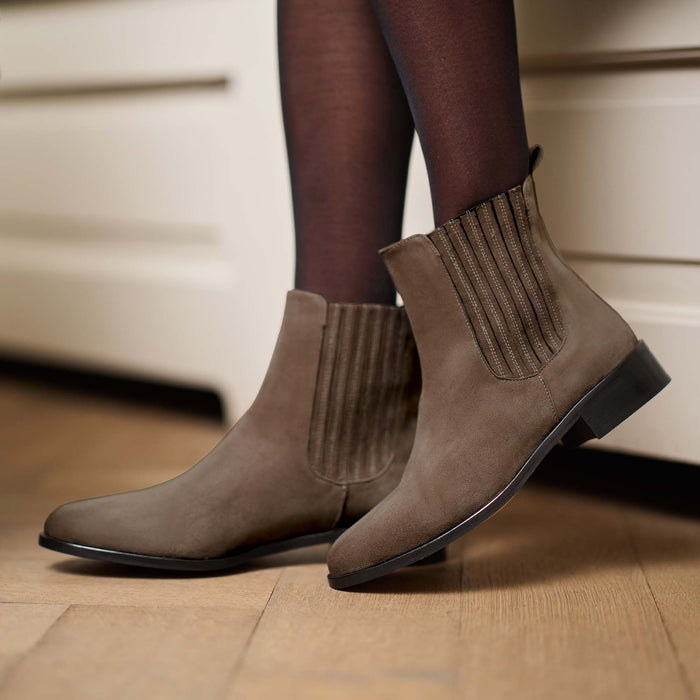 Isabel Bernard Vendôme Chey Chelsea Boots En Daim Taupe