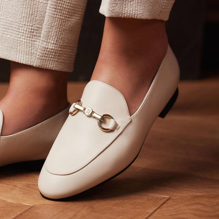 Isabel Bernard Vendôme Fleur Mocassins à Talon En Cuir De Veau Beige