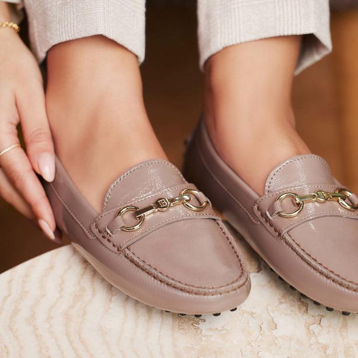 Isabel Bernard Vendôme Marie Mocassins En Cuir Verni De Veau Taupe