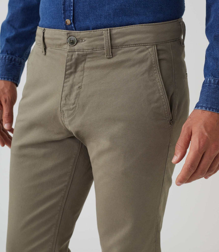 Izac Pantalon Chino Kaki Clair "Macadamia"