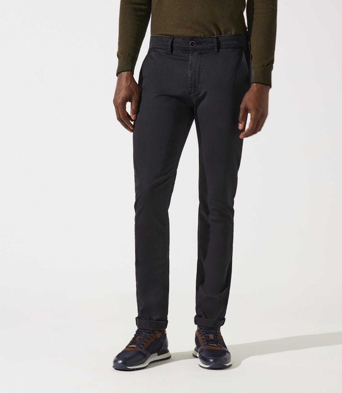 izac Pantalon chino satin noir VANAMABT