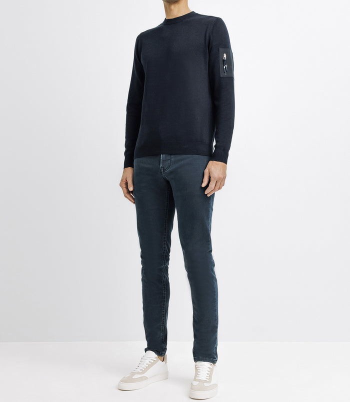 izac Pull col rond avec poche marine