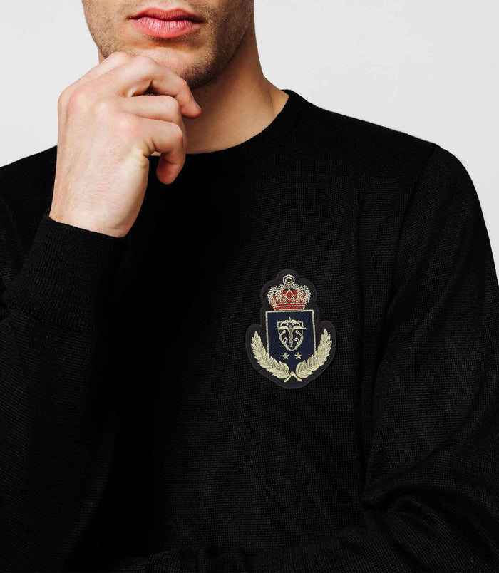 Izac Pull Noir Blason Poitrine