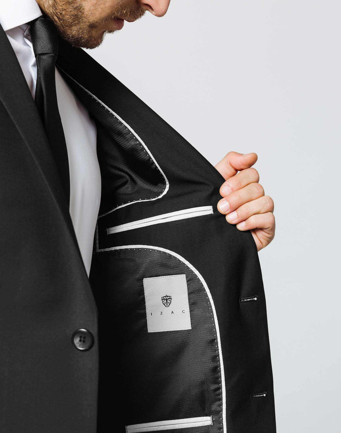 Izac Veste Ville Cérémonie Noire