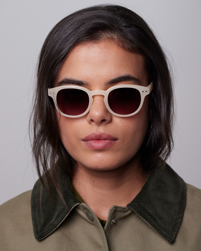 Izipizi Avec Les Lunettes De Soleil SUN C Vintage Cream Affichez Un Style Chic Et Solaire. Sa Monture Crème Au Fini Brillant Capture L’essence De L’été Et L’élégance Intemporelle De La French Riviera. Ses Verres Teint